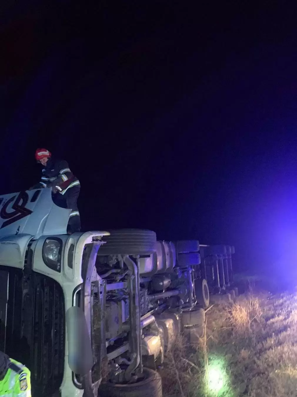 Un camion s-a răsturnat
