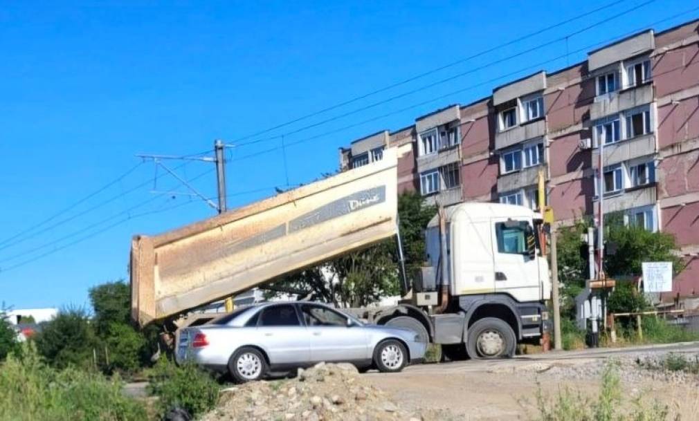 Un șofer de camion a oprit mersul trenurilor. Cum a fost posibil?