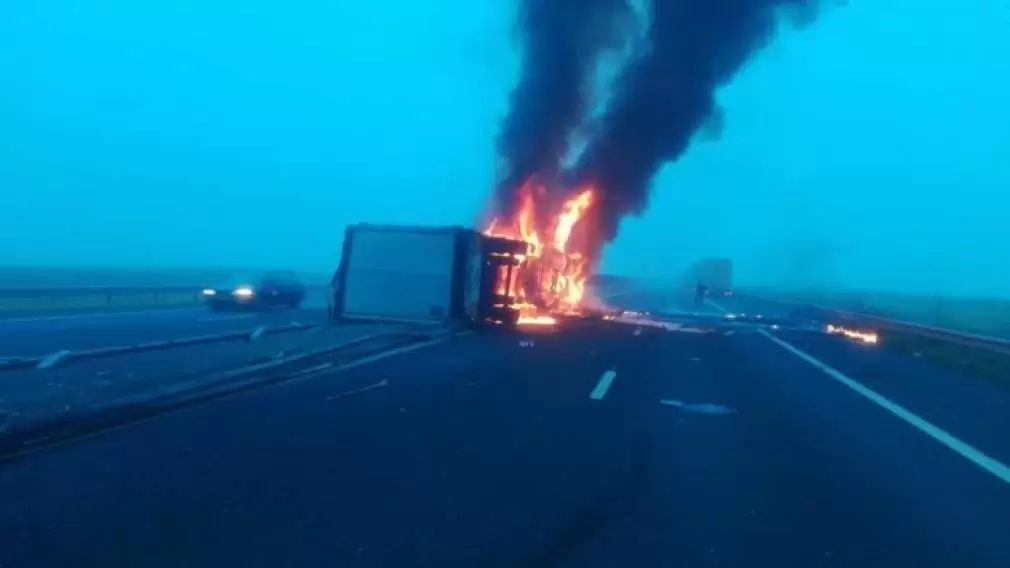 Grav accident în care au fost implicate trei CAMIOANE. Unul a luat FOC