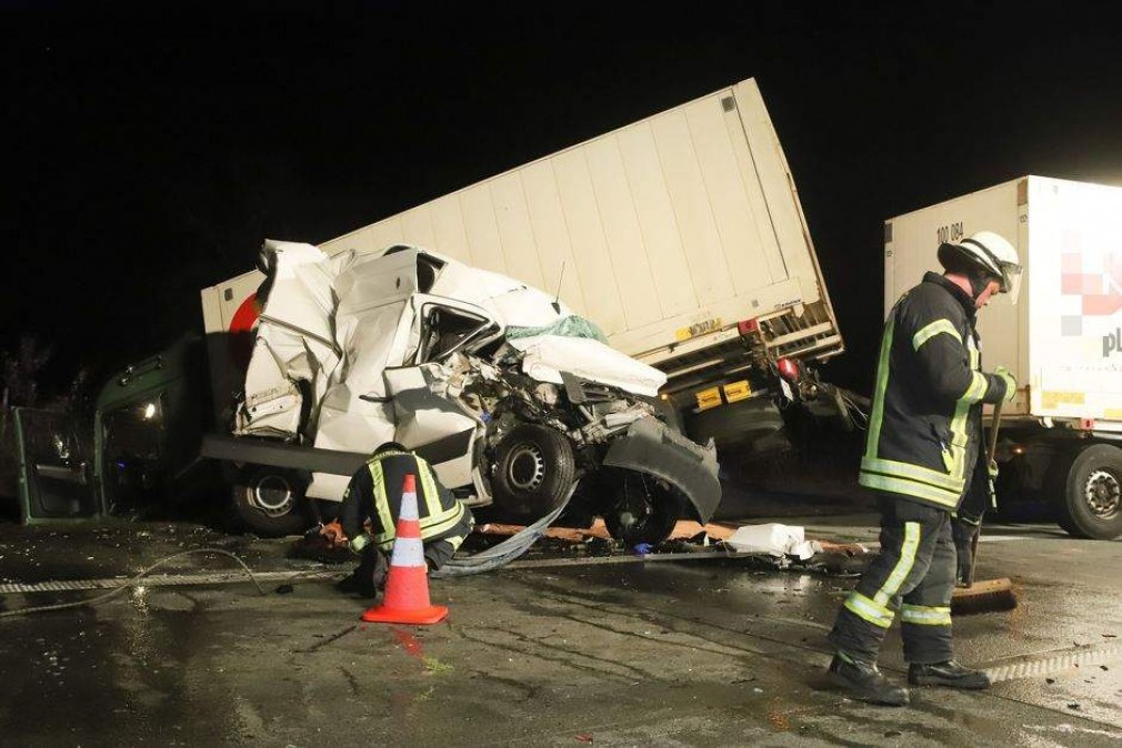 Germania: un şofer român, strivit în camionetă, după ce a intrat într-un camion