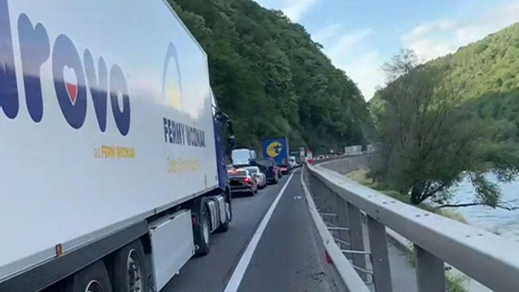 Trafic îngreunat pe Valea Oltului. Camion, oprit între Tălmaciu și Boița