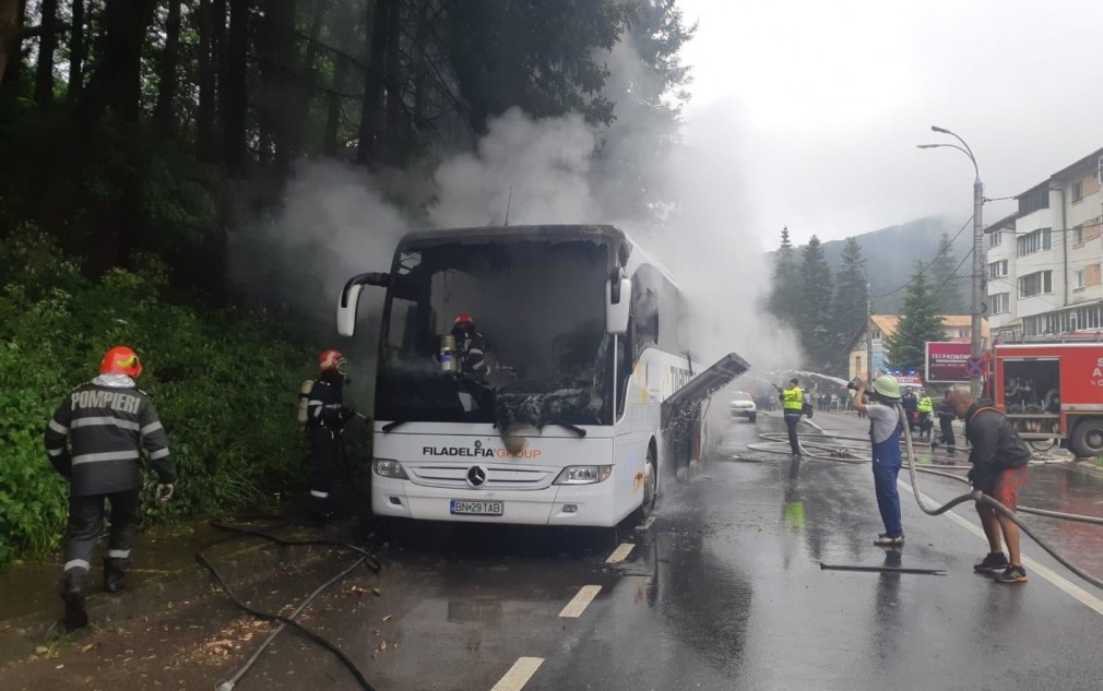 VIDEO. Autocar cu 46 de persoane în flăcări pe DN1; circulaţia a fost blocată