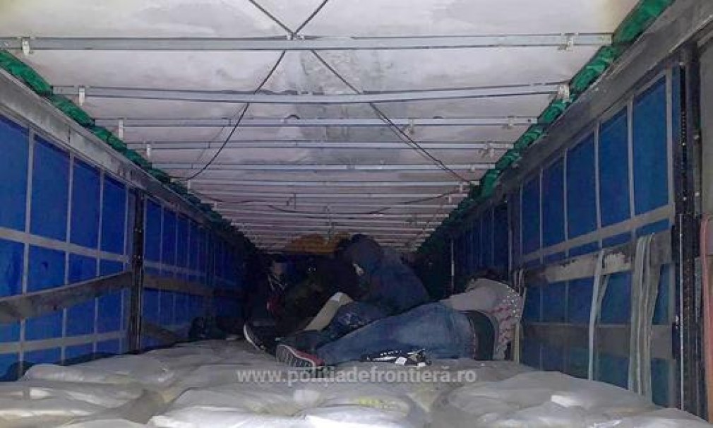 FOTO. Vameșii au găsit 16 imigranți ascunși în camion la Nădlac