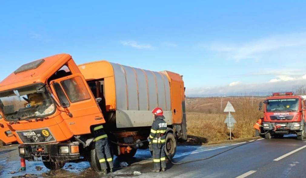 Un camion a luat foc în mers. S-a aflat și cauza