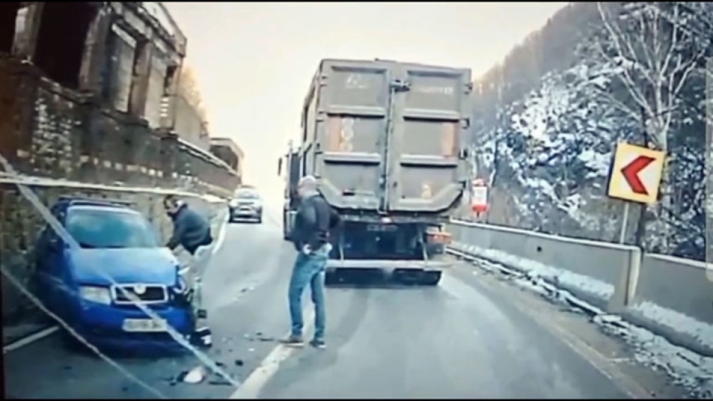 VIDEO Cine a călcat linia continuă? Șoferul de camion sau cel de autoturism?