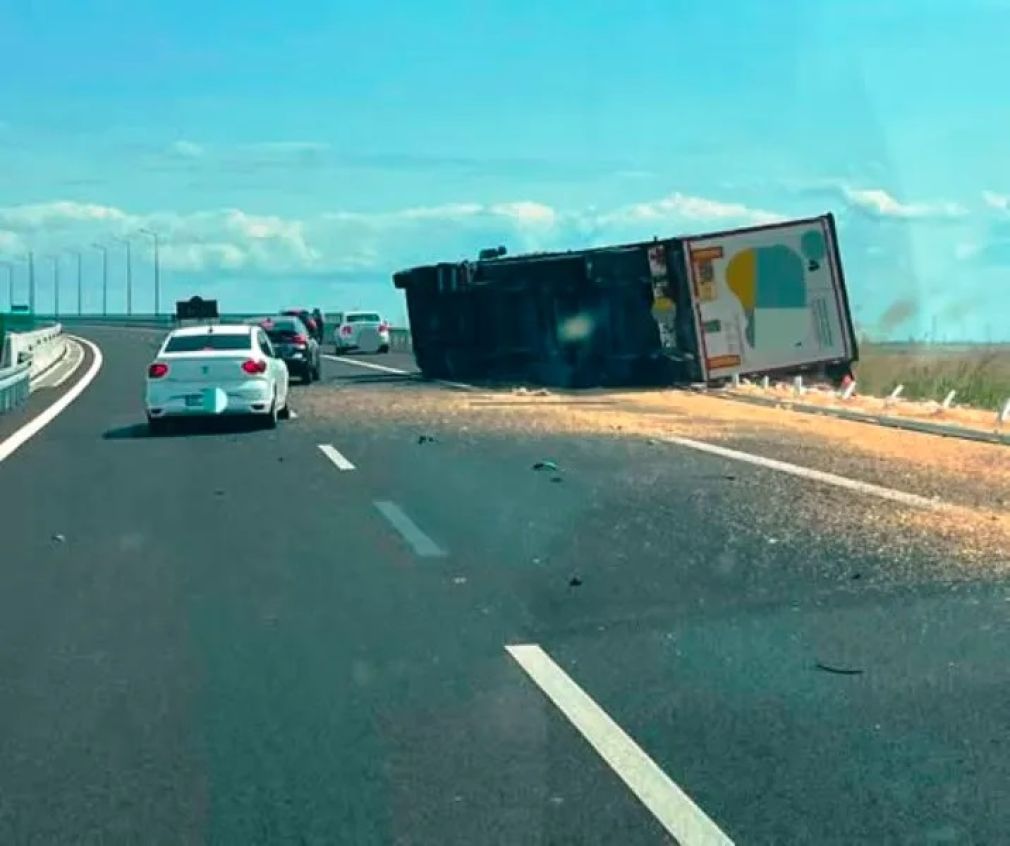 Camion răsturnat pe Autostrada Moldovei A7, în Vrancea