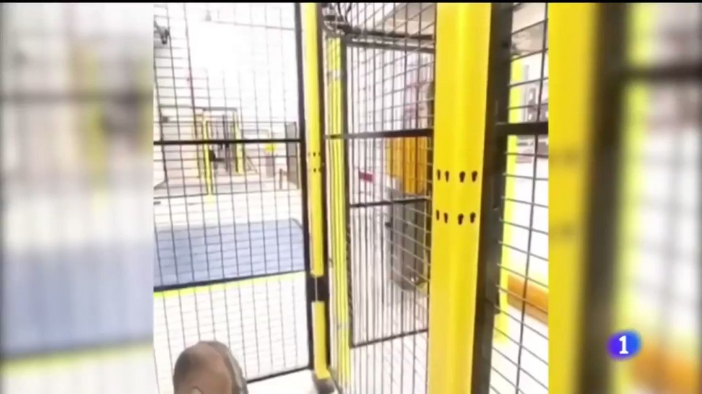 VIDEO Șofer de camion închis într-o cușcă în timp ce așteaptă descărcarea vehiculului