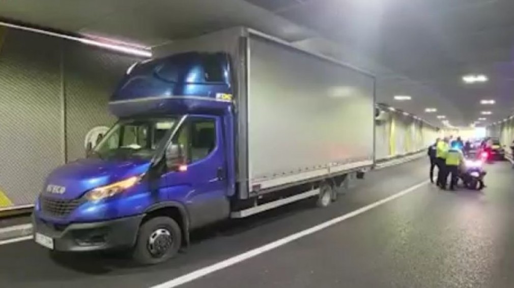 VIDEO Încă un camion a rămas blocat într-un pasaj din București