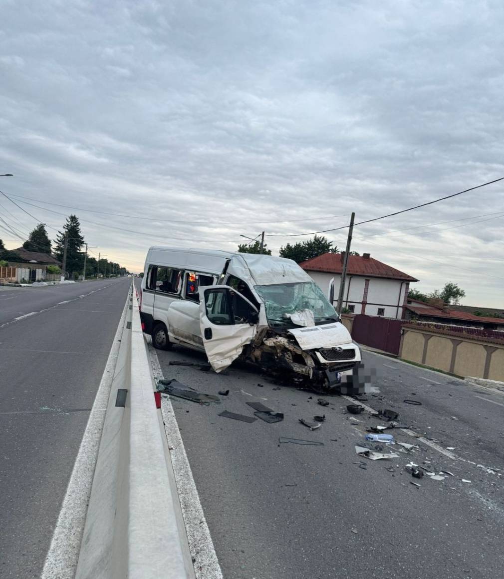 Autoutilitară făcută praf după impactul cu un camion