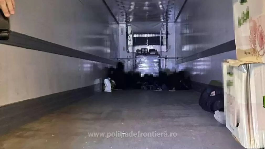 16 cetăţeni străini, depistați ascunși într-un camion cu fructe