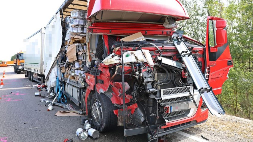Un șofer român de camion a lovit o mașină de întreținere în Ungaria. A supraviețuit miraculos.
