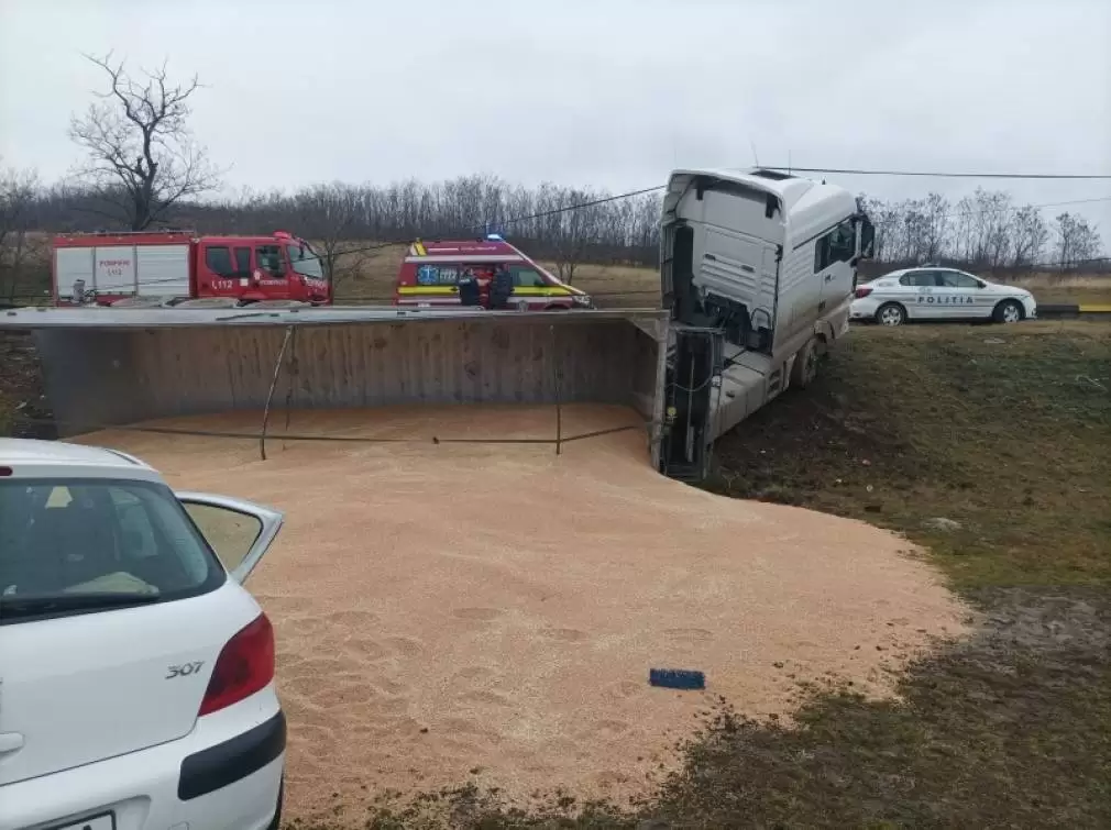 Bărbat de 84 de ani rănit grav, după ce a intrat cu mașina într-un camion