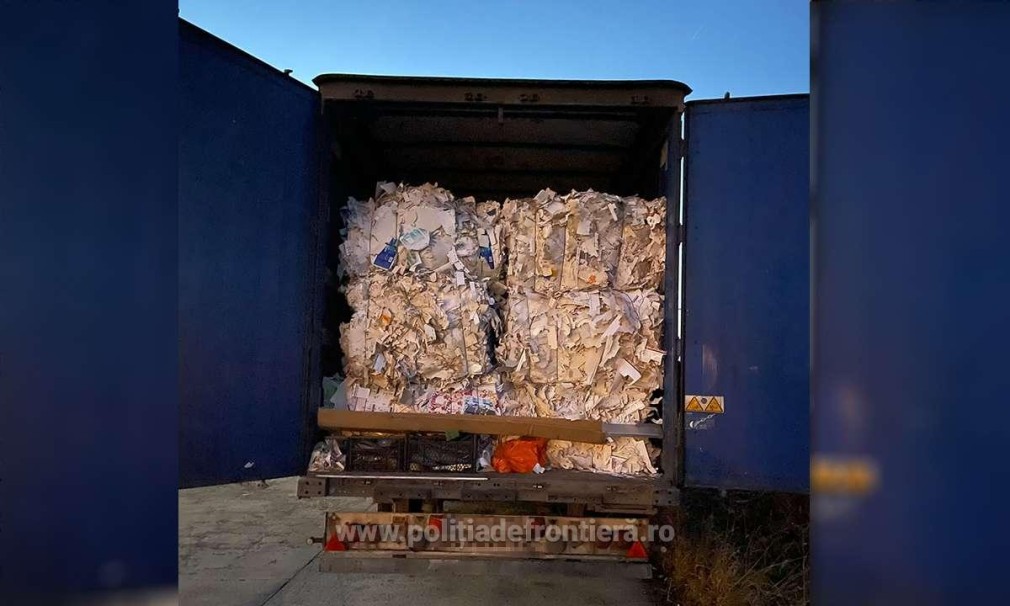 22.320 de kilograme deșeuri din hârtie, ascunse în camion