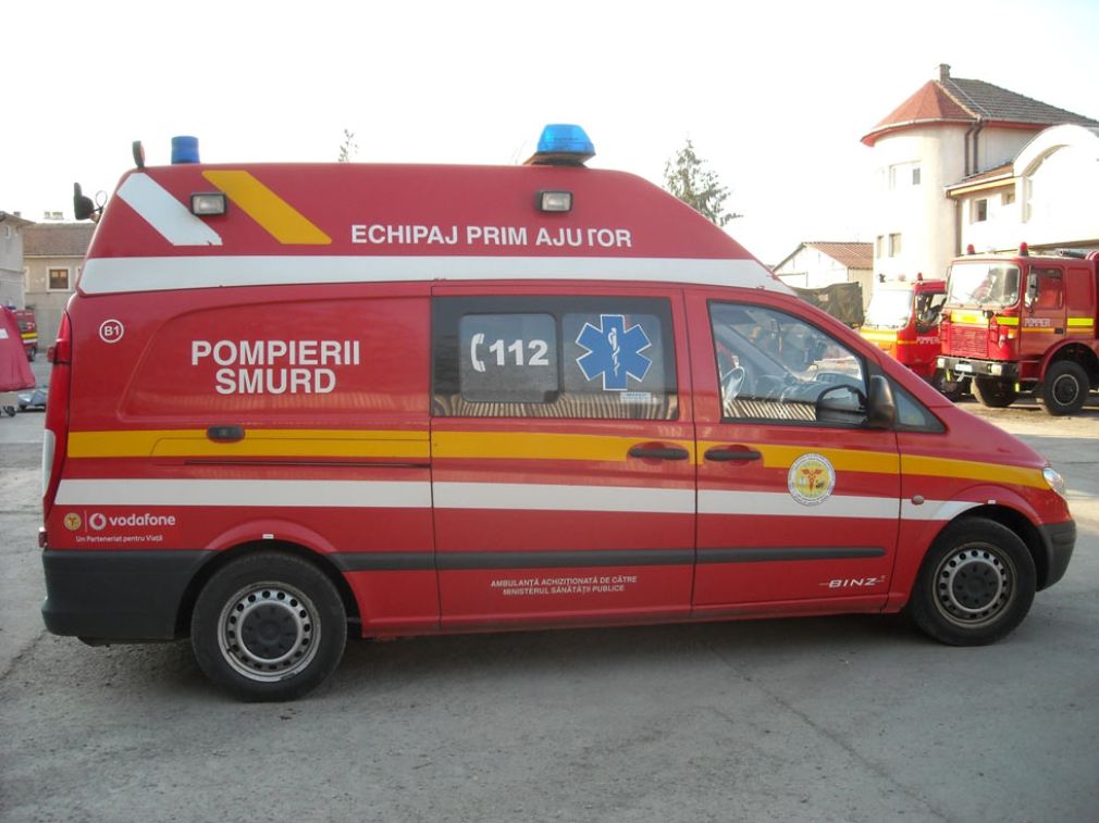 Impact între un camion cu lemne și o autoutilitară. Există un mort
