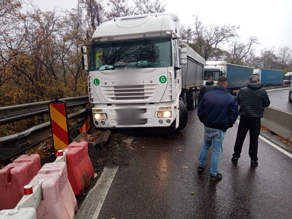 Un camion a lovit un parapet. Traficul este oprit