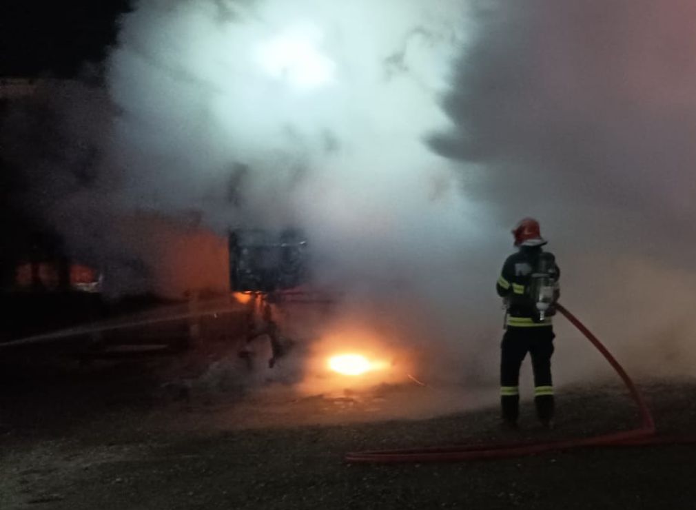 Un camion în flăcări pe centura Oradei