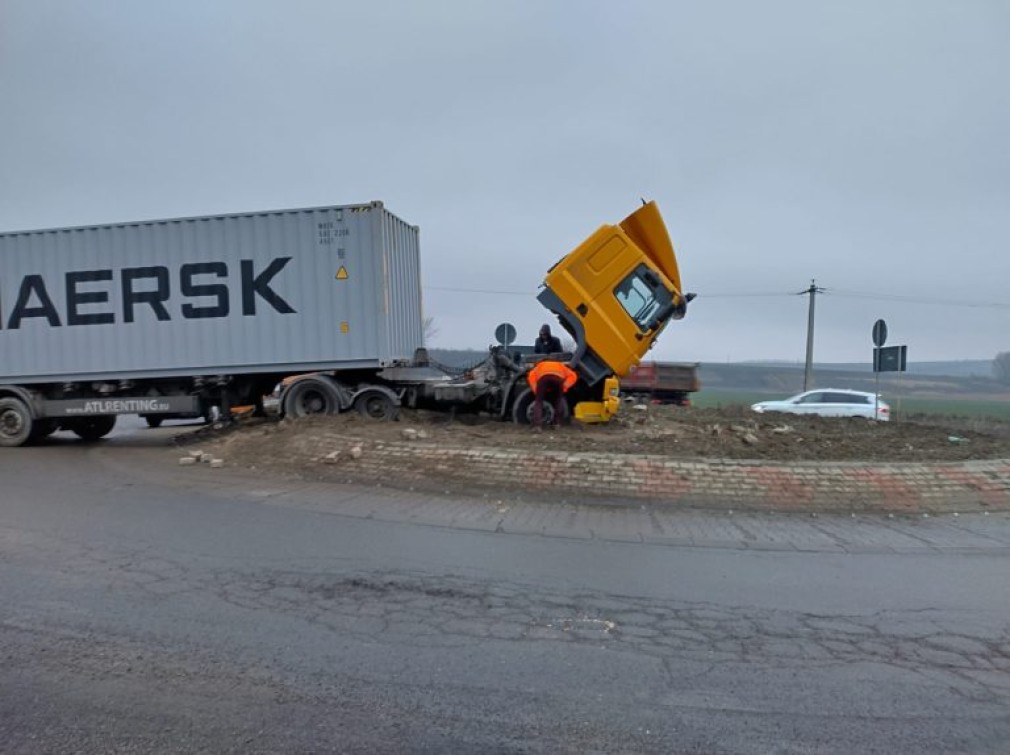 Un camion a intrat direct în sensul giratoriu la Bârlad