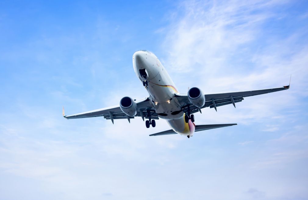 VIDEO Un camion de realimentare de la aeroportul JFK din New York avariază un Boeing 747-8