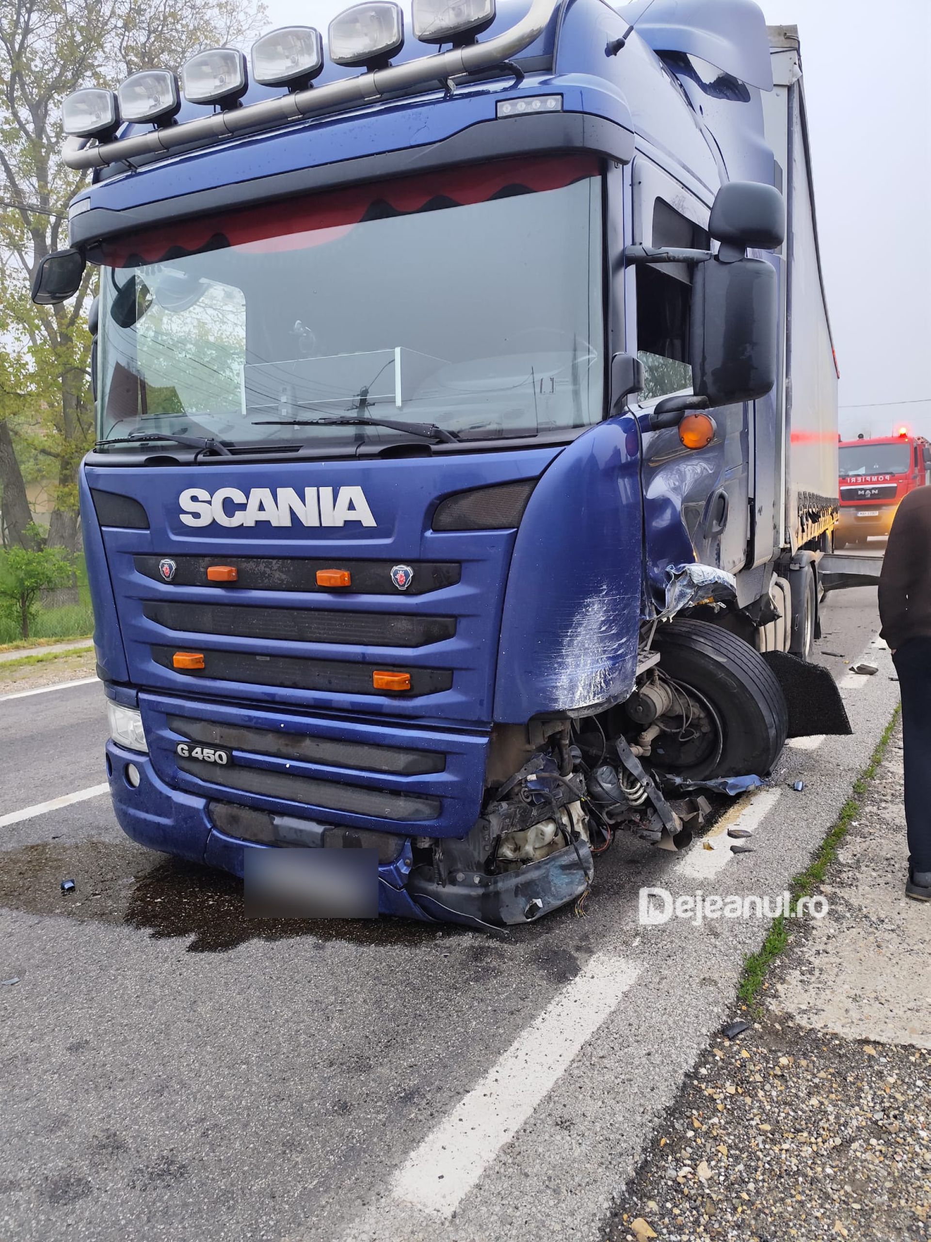 Impact violent între BMW si camion. Daună totală