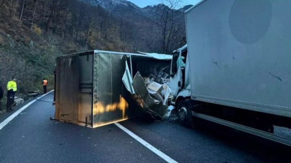 Accident teribil pe Valea Oltului între două camioane