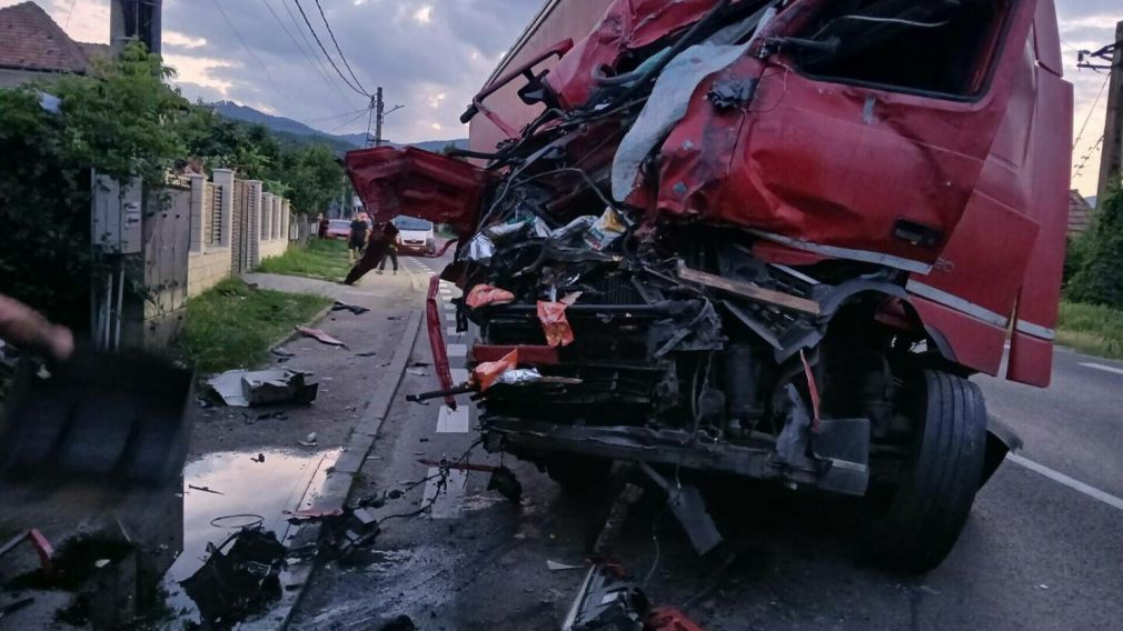 Accident grav cu un autoturism și două camioane la Călimănești