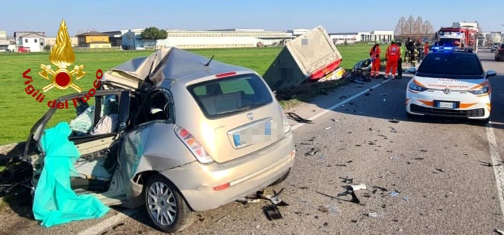 Camion condus de un român a izbit o mașină și s-a prăbușit peste alta: 2 morți