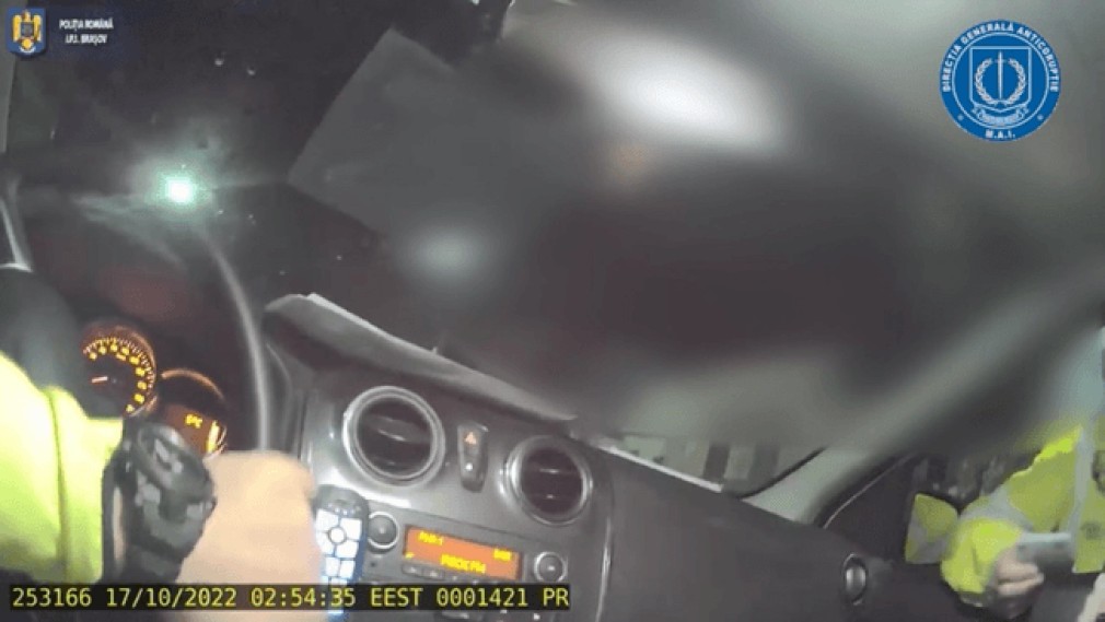 VIDEO Șofer de camion, prins fără card tahograf, mituiește un polițist cu 1.000 lei