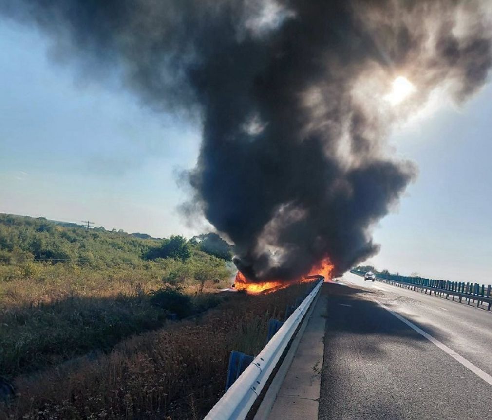 Un camion a luat foc pe autostradă