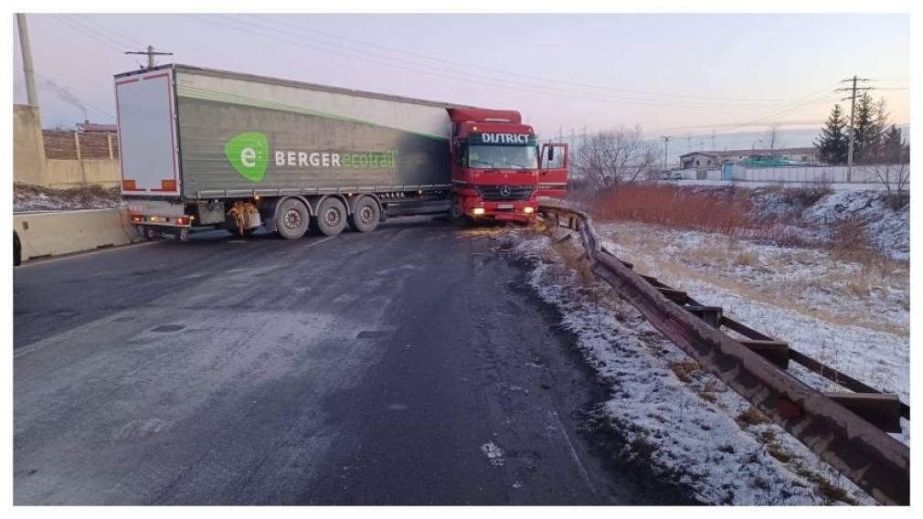 Centura Brașov, blocată după ce un camion s-a pus de-a curmezișul