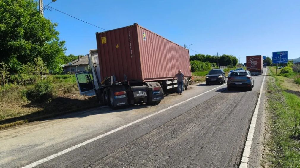 VIDEO Un șofer a ajuns cu camionul într-un șanț