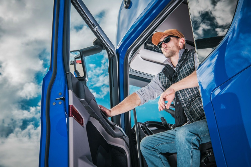 Se caută 369 de șoferi profesioniști de camion în România și 15 pentru Germania