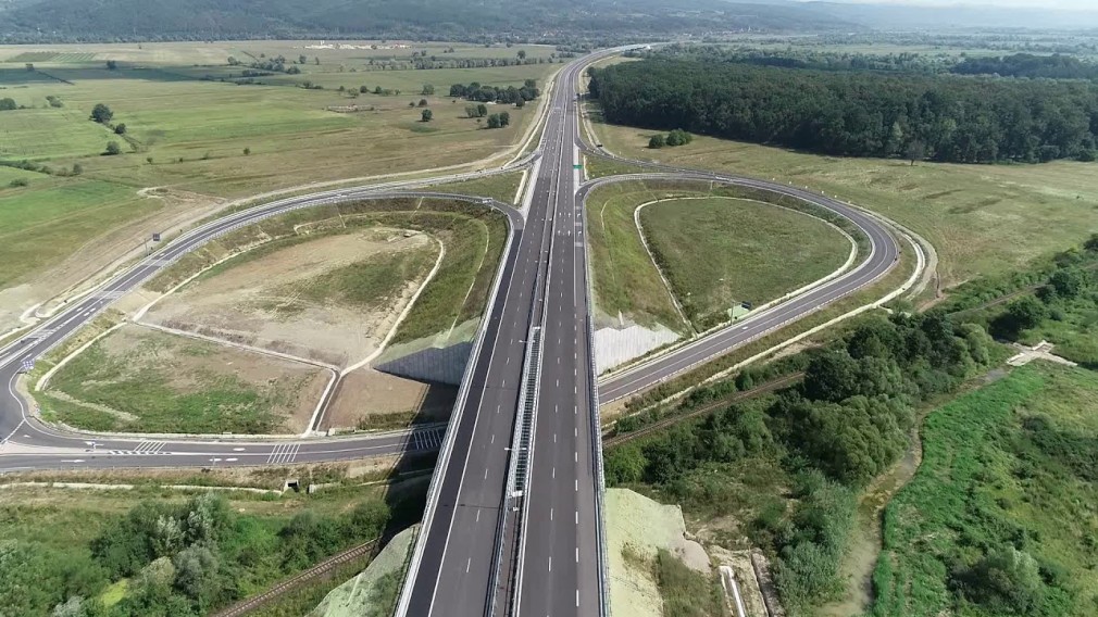 VIDEO: Lotul trei de pe Autostrada Lugoj - Deva s-a deschis cu restricții pentru camioane