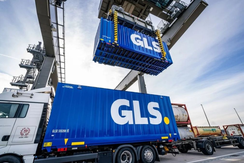 Coletele din China se scumpesc. Ce taxe vamale apar?