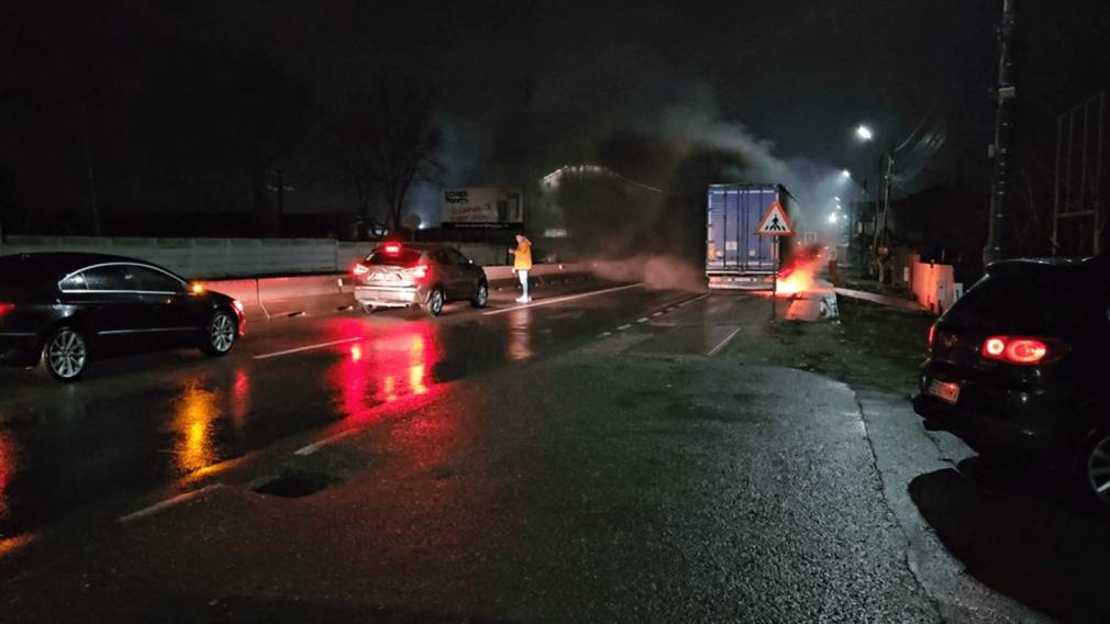 VIDEO Camion în flăcări. Mai mulți șoferi au sărit să ajute cu stingătoare