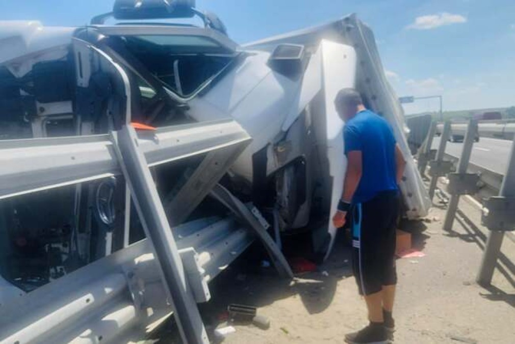 Un șofer profesionist a murit după ce s-a răsturnat cu un camion