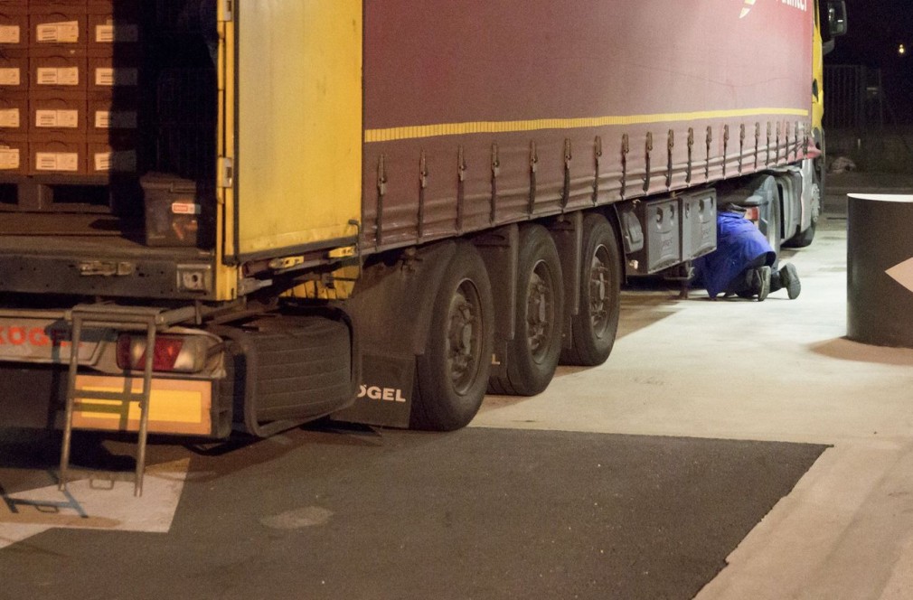 Șofer român de camion de 19 ani prins cu vietnamezi ascunși într-o cutie