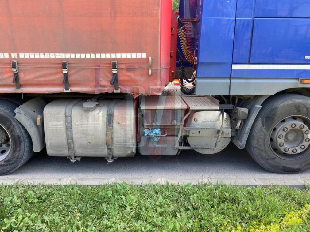 Un șofer de BMW s-a aruncat într-un camion la Buzău