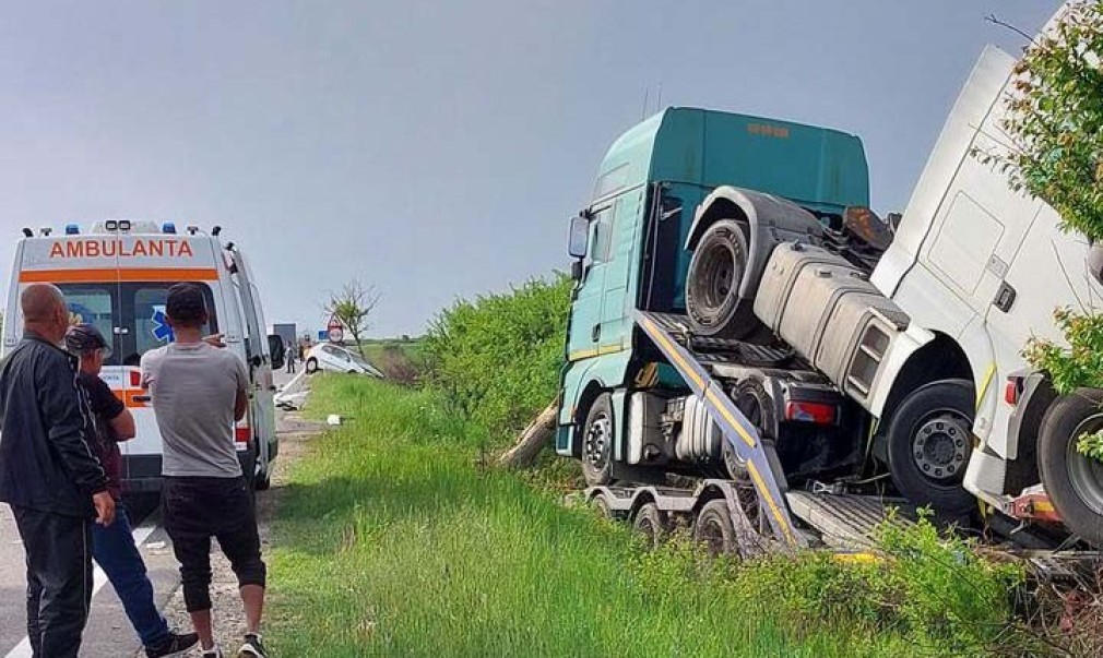 VIDEO. O femeie a murit după coliziunea unui camion cu două autoturisme