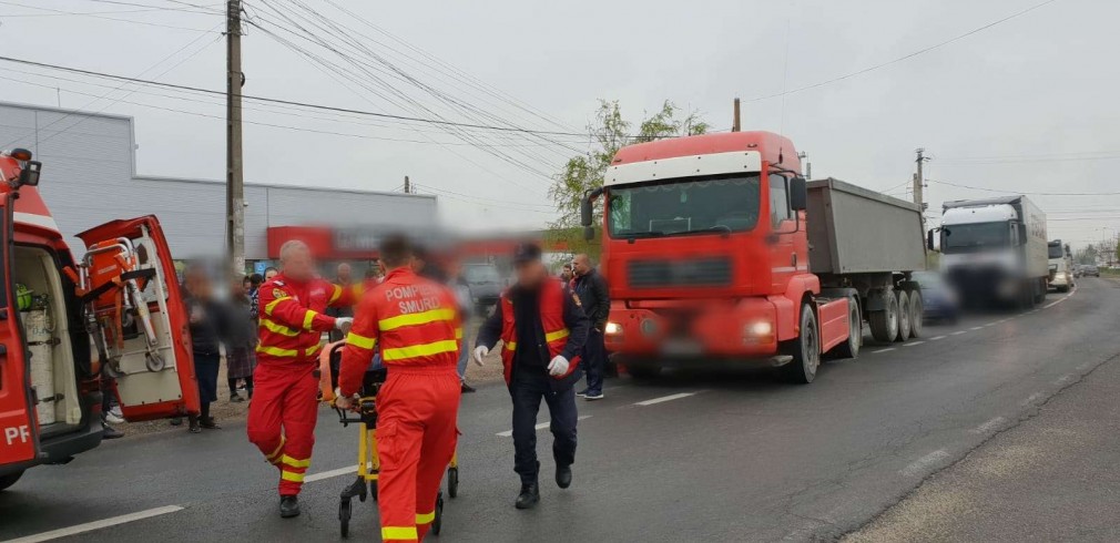 Șofer de TIR din Prahova implicat într-un accident grav: a lovit o tânără