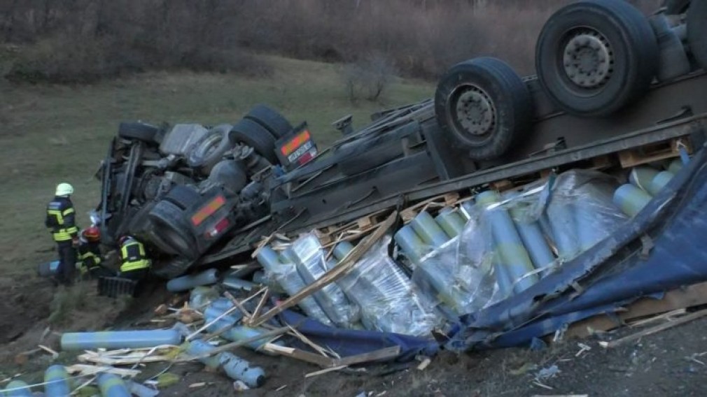 Camion cu butelii implicat într-un grav accident rutier