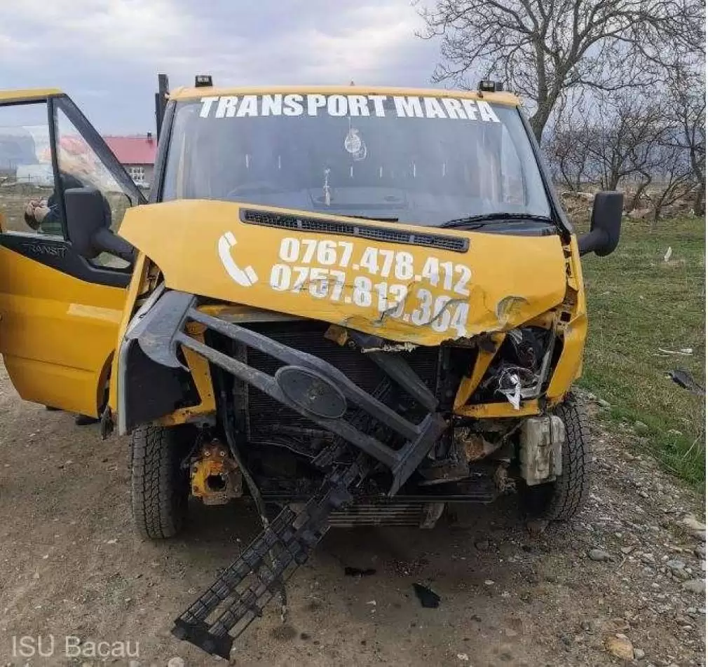 Autoutilitară lovită de tren. Șoferul a refuzat să meargă la spital