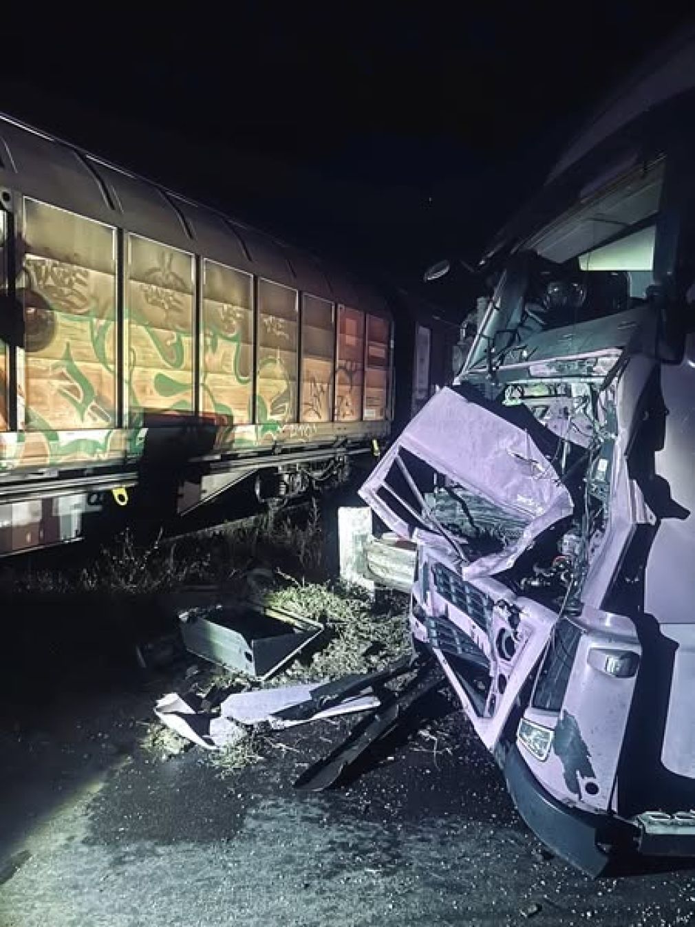 Un marfar a izbit un camion pe linia de tren