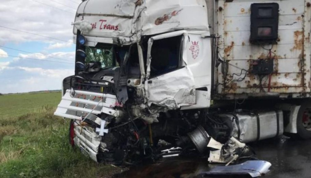 VIDEO. Un camion care transporta substanţe periculoase, implicat într-un accident în Dâmboviţa