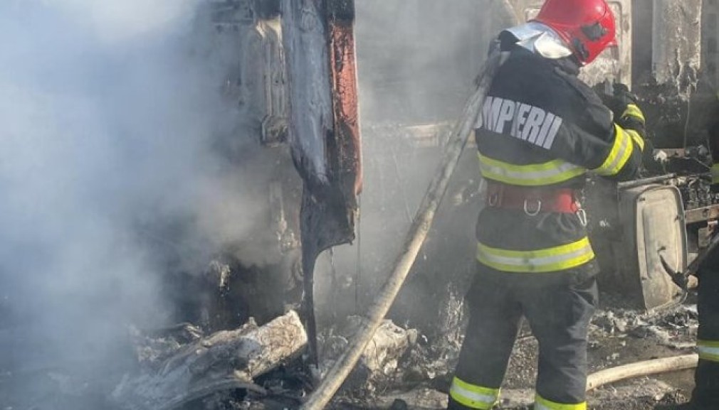 Prahova. Cabina unui camion cu cereale a luat foc din cauza supraîncălzirii motorului