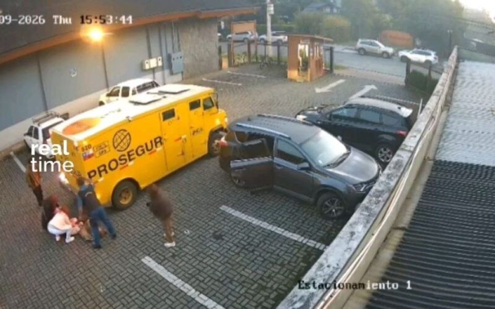 Un camion a lovit două femei într-o parcare