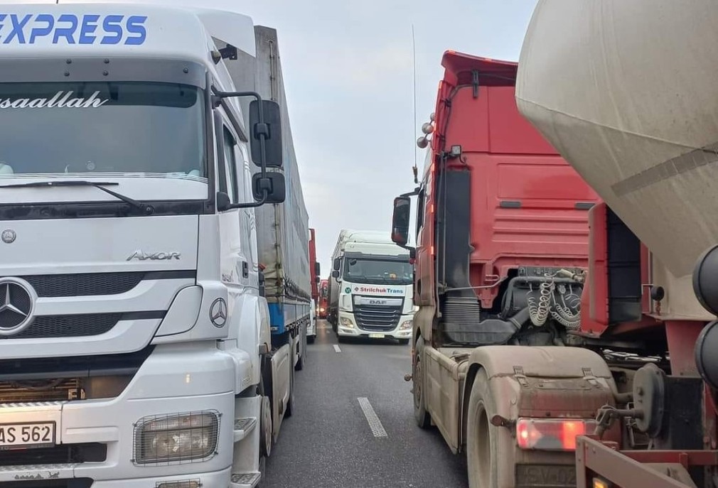 VIDEO Noi coloane de camioane spre Vama Siret