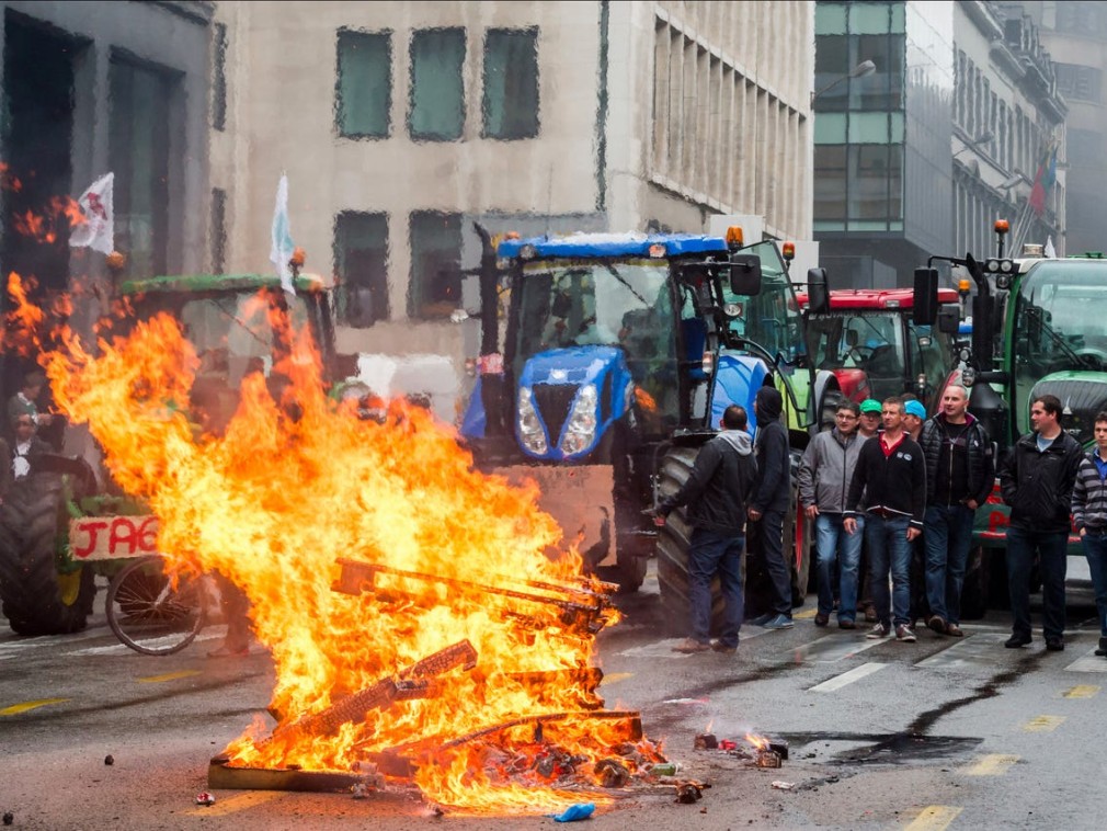 Fermierii au venit cu tractoarele în Bruxelles pentru a protesta
