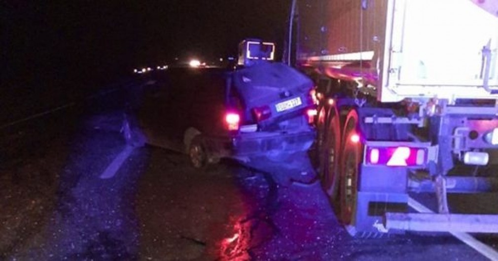 Accident: O mașină a ajuns sub camion după ce a lovit un tractor