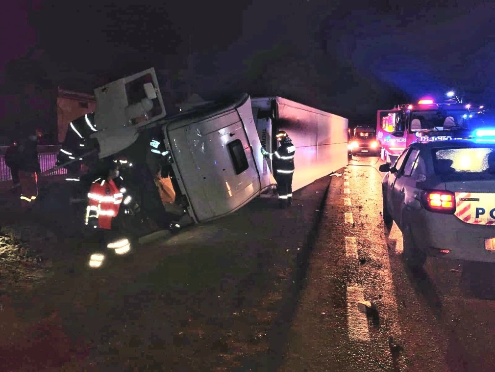 Un camion din Ungaria s-a răsturnat