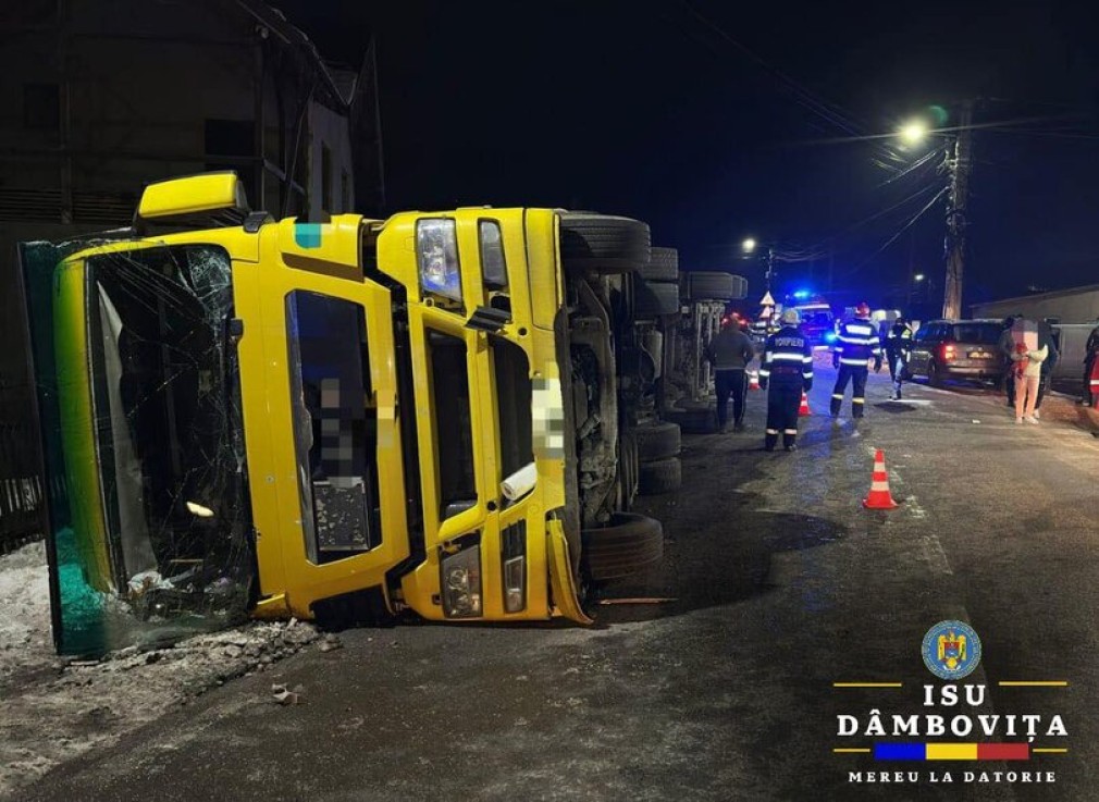 Camion răsturnat în Dâmbovița
